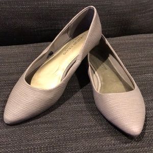 NWOT 8.5 taupe pointes toe flats